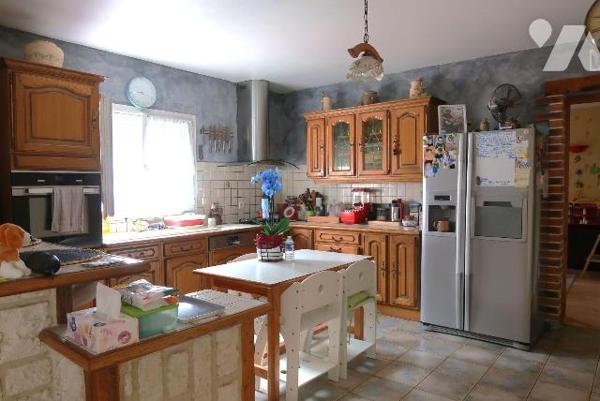 S/terrain de 4.920m2, PAVILLON en très bon état, construit en 2001, env. 155m2 hab., comprenant...