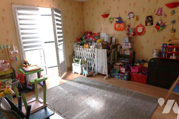 S/terrain de 4.920m2, PAVILLON en très bon état, construit en 2001, env. 155m2 hab., comprenant...