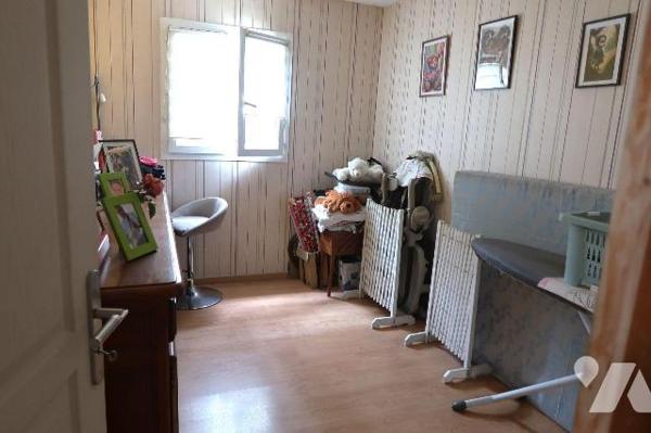 S/terrain de 4.920m2, PAVILLON en très bon état, construit en 2001, env. 155m2 hab., comprenant...