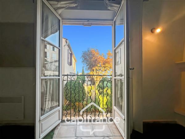 Local polyvalent de 43 m² – Usage mixte habitation & professionnel – Domaine de Pont ROYAL avec sa piscine résidentielle