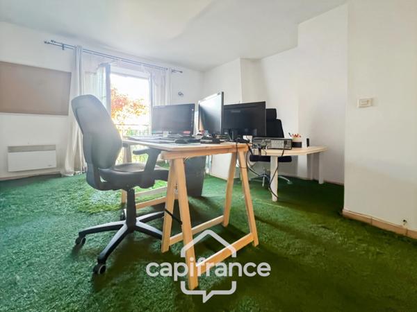 Local polyvalent de 43 m² – Usage mixte habitation & professionnel – Domaine de Pont ROYAL avec sa piscine résidentielle