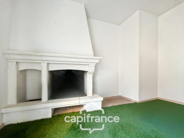 Local polyvalent de 43 m² – Usage mixte habitation & professionnel – Domaine de Pont ROYAL avec sa piscine résidentielle