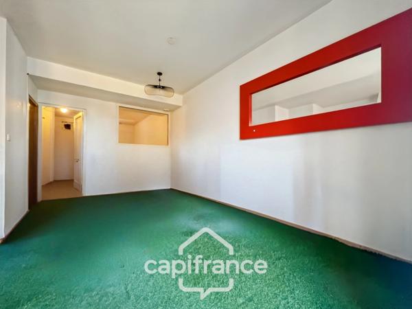 Local polyvalent de 43 m² – Usage mixte habitation & professionnel – Domaine de Pont ROYAL avec sa piscine résidentielle