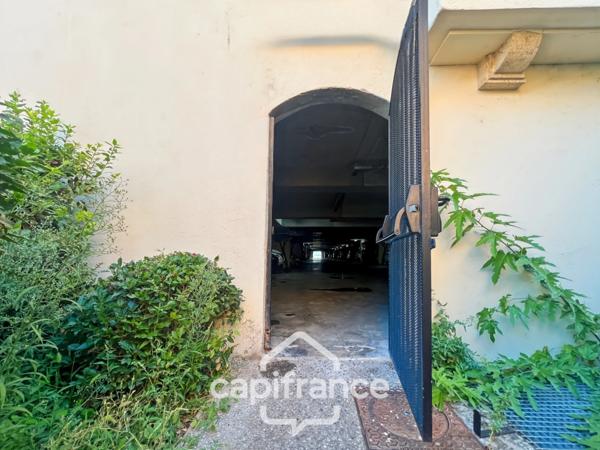 Local polyvalent de 43 m² – Usage mixte habitation & professionnel – Domaine de Pont ROYAL avec sa piscine résidentielle