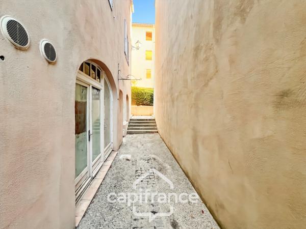 Local polyvalent de 43 m² – Usage mixte habitation & professionnel – Domaine de Pont ROYAL avec sa piscine résidentielle