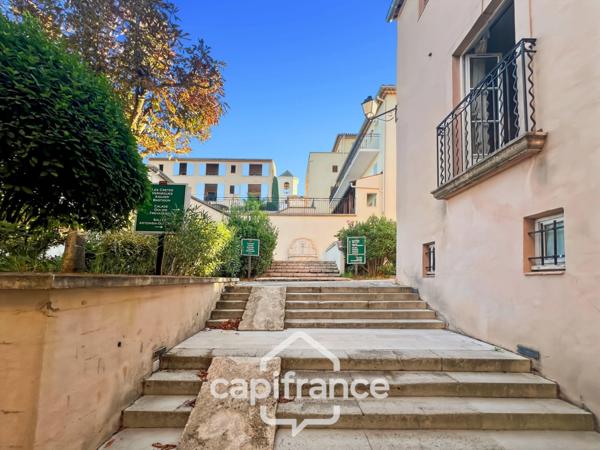 Local polyvalent de 43 m² – Usage mixte habitation & professionnel – Domaine de Pont ROYAL avec sa piscine résidentielle