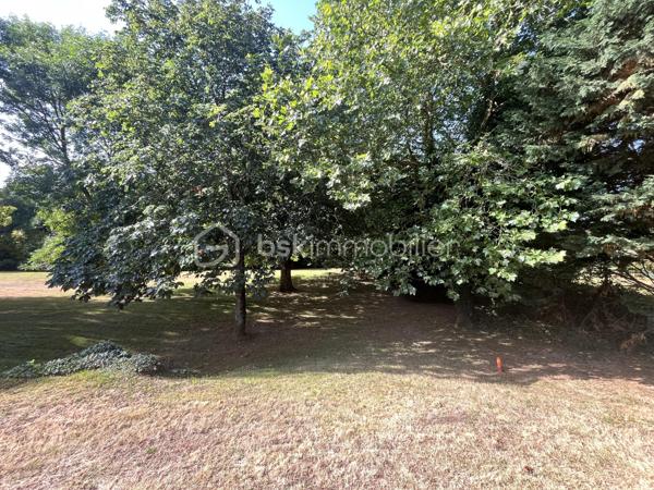 Dans un environnement privilégié, au calme d'une impasse résidentielle, découvrez ce magnifique terrain à bâtir d'environ 2 500 m² offrant une situation exceptionnelle à quelques minutes à pied seulement du centre-ville de Montaigu.
La parcelle développe environ 2 492 m² et se compose de :
• Environ 1 000 m² constructibles en zone UCa, avec une façade d'environ 25 mètres et une profondeur d'environ 58 mètres.
• Environ 1 500 m² en zone naturelle préservée, descendant jusqu'à la rivière et bénéficiant d'environ 60 mètres de berge privative.
Véritable écrin de nature en cœur de ville, ce terrain rare sur le marché séduira les acquéreurs à la recherche d'un cadre de vie privilégié alliant tranquillité, intimité et proximité immédiate des commerces, écoles et services.
Libre de tout constructeur, il vous permettra de concevoir et réaliser le projet de vos rêves dans un environnement particulièrement recherché.
Les réseaux sont présents en façade pour faciliter les raccordements.
Une opportunité rare à Montaigu Centre, où les terrains de cette qualité et bénéficiant d'un accès privé à la rivière sont aujourd'hui quasiment introuvables.
Ne tardez pas à me contacter pour découvrir ce lieu d'exception et envisager ensemble votre futur projet. Au plaisir, Corinne