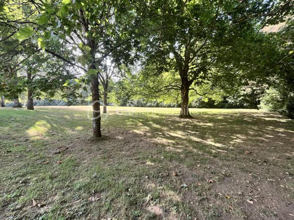Dans un environnement privilégié, au calme d'une impasse résidentielle, découvrez ce magnifique terrain à bâtir d'environ 2 500 m² offrant une situation exceptionnelle à quelques minutes à pied seulement du centre-ville de Montaigu.
La parcelle développe environ 2 492 m² et se compose de :
• Environ 1 000 m² constructibles en zone UCa, avec une façade d'environ 25 mètres et une profondeur d'environ 58 mètres.
• Environ 1 500 m² en zone naturelle préservée, descendant jusqu'à la rivière et bénéficiant d'environ 60 mètres de berge privative.
Véritable écrin de nature en cœur de ville, ce terrain rare sur le marché séduira les acquéreurs à la recherche d'un cadre de vie privilégié alliant tranquillité, intimité et proximité immédiate des commerces, écoles et services.
Libre de tout constructeur, il vous permettra de concevoir et réaliser le projet de vos rêves dans un environnement particulièrement recherché.
Les réseaux sont présents en façade pour faciliter les raccordements.
Une opportunité rare à Montaigu Centre, où les terrains de cette qualité et bénéficiant d'un accès privé à la rivière sont aujourd'hui quasiment introuvables.
Ne tardez pas à me contacter pour découvrir ce lieu d'exception et envisager ensemble votre futur projet. Au plaisir, Corinne