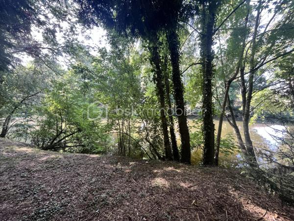 Dans un environnement privilégié, au calme d'une impasse résidentielle, découvrez ce magnifique terrain à bâtir d'environ 2 500 m² offrant une situation exceptionnelle à quelques minutes à pied seulement du centre-ville de Montaigu.
La parcelle développe environ 2 492 m² et se compose de :
• Environ 1 000 m² constructibles en zone UCa, avec une façade d'environ 25 mètres et une profondeur d'environ 58 mètres.
• Environ 1 500 m² en zone naturelle préservée, descendant jusqu'à la rivière et bénéficiant d'environ 60 mètres de berge privative.
Véritable écrin de nature en cœur de ville, ce terrain rare sur le marché séduira les acquéreurs à la recherche d'un cadre de vie privilégié alliant tranquillité, intimité et proximité immédiate des commerces, écoles et services.
Libre de tout constructeur, il vous permettra de concevoir et réaliser le projet de vos rêves dans un environnement particulièrement recherché.
Les réseaux sont présents en façade pour faciliter les raccordements.
Une opportunité rare à Montaigu Centre, où les terrains de cette qualité et bénéficiant d'un accès privé à la rivière sont aujourd'hui quasiment introuvables.
Ne tardez pas à me contacter pour découvrir ce lieu d'exception et envisager ensemble votre futur projet. Au plaisir, Corinne