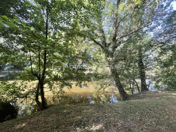 Dans un environnement privilégié, au calme d'une impasse résidentielle, découvrez ce magnifique terrain à bâtir d'environ 2 500 m² offrant une situation exceptionnelle à quelques minutes à pied seulement du centre-ville de Montaigu.
La parcelle développe environ 2 492 m² et se compose de :
• Environ 1 000 m² constructibles en zone UCa, avec une façade d'environ 25 mètres et une profondeur d'environ 58 mètres.
• Environ 1 500 m² en zone naturelle préservée, descendant jusqu'à la rivière et bénéficiant d'environ 60 mètres de berge privative.
Véritable écrin de nature en cœur de ville, ce terrain rare sur le marché séduira les acquéreurs à la recherche d'un cadre de vie privilégié alliant tranquillité, intimité et proximité immédiate des commerces, écoles et services.
Libre de tout constructeur, il vous permettra de concevoir et réaliser le projet de vos rêves dans un environnement particulièrement recherché.
Les réseaux sont présents en façade pour faciliter les raccordements.
Une opportunité rare à Montaigu Centre, où les terrains de cette qualité et bénéficiant d'un accès privé à la rivière sont aujourd'hui quasiment introuvables.
Ne tardez pas à me contacter pour découvrir ce lieu d'exception et envisager ensemble votre futur projet. Au plaisir, Corinne