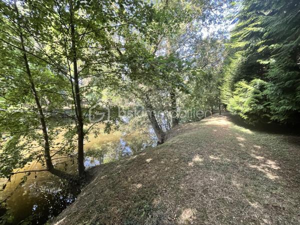 Dans un environnement privilégié, au calme d'une impasse résidentielle, découvrez ce magnifique terrain à bâtir d'environ 2 500 m² offrant une situation exceptionnelle à quelques minutes à pied seulement du centre-ville de Montaigu.
La parcelle développe environ 2 492 m² et se compose de :
• Environ 1 000 m² constructibles en zone UCa, avec une façade d'environ 25 mètres et une profondeur d'environ 58 mètres.
• Environ 1 500 m² en zone naturelle préservée, descendant jusqu'à la rivière et bénéficiant d'environ 60 mètres de berge privative.
Véritable écrin de nature en cœur de ville, ce terrain rare sur le marché séduira les acquéreurs à la recherche d'un cadre de vie privilégié alliant tranquillité, intimité et proximité immédiate des commerces, écoles et services.
Libre de tout constructeur, il vous permettra de concevoir et réaliser le projet de vos rêves dans un environnement particulièrement recherché.
Les réseaux sont présents en façade pour faciliter les raccordements.
Une opportunité rare à Montaigu Centre, où les terrains de cette qualité et bénéficiant d'un accès privé à la rivière sont aujourd'hui quasiment introuvables.
Ne tardez pas à me contacter pour découvrir ce lieu d'exception et envisager ensemble votre futur projet. Au plaisir, Corinne