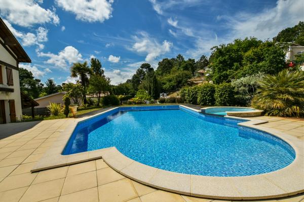 Grande villa de 5 chambres avec piscine