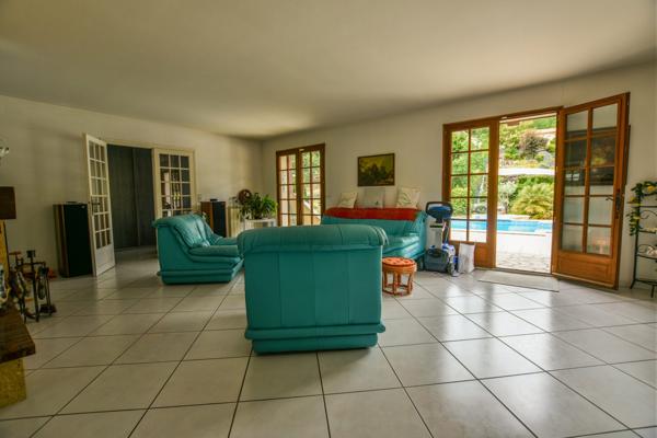 Grande villa de 5 chambres avec piscine