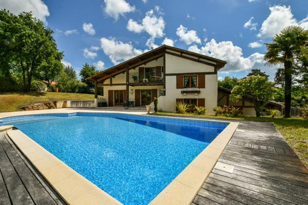 Grande villa de 5 chambres avec piscine