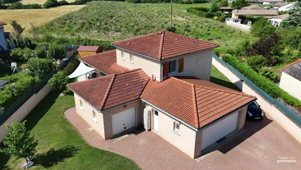 Maison familiale 4 chambres centre Grièges sur joli terrain clos
