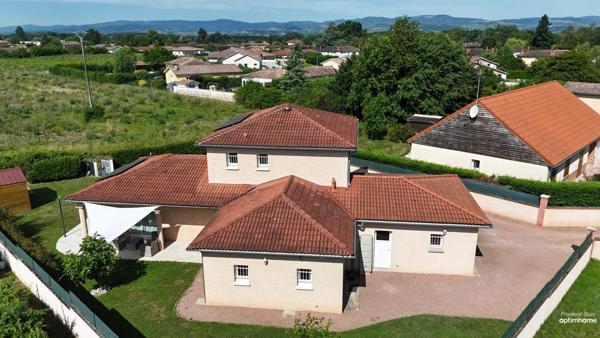 Maison familiale 4 chambres centre Grièges sur joli terrain clos