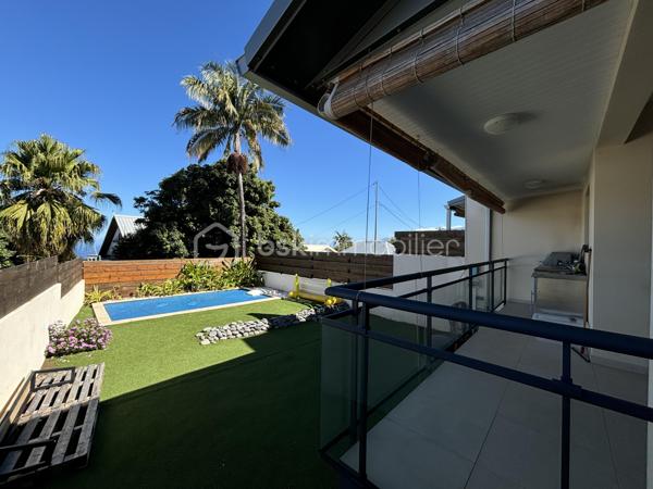 En exclusivité, au cœur du secteur recherché de La Pointe, découvrez cette maison contemporaine construite en 2023, offrant 106 m² habitables dans un environnement calme et privilégié avec vue montagne et une vue mer à l'étage.

Dès l'entrée, vous serez séduits par un séjour lumineux ouvert sur la cuisine, prolongé par une terrasse conviviale. 
Le rez-de-chaussée accueille également une suite parentale avec salle d’eau privative, offrant confort et intimité.

L'étage dessert trois belles chambres, une salle d’eau et toilettes, pour une organisation fonctionnelle et familiale.

Les extérieurs proposent un véritable art de vivre : grande terrasse, piscine Desjoyaux au sel, cuisine extérieure. 
L'ensemble est idéal pour recevoir et profiter d’instants de détente en toute discrétion.
Deux places de stationnement complètent bien.

Prestations :
    construction 2023
    4 chambres
    chauffe-eau solaire
    brasseurs d’air
    piscine Desjoyaux au sel
    cuisine extérieure
    quartier prisé