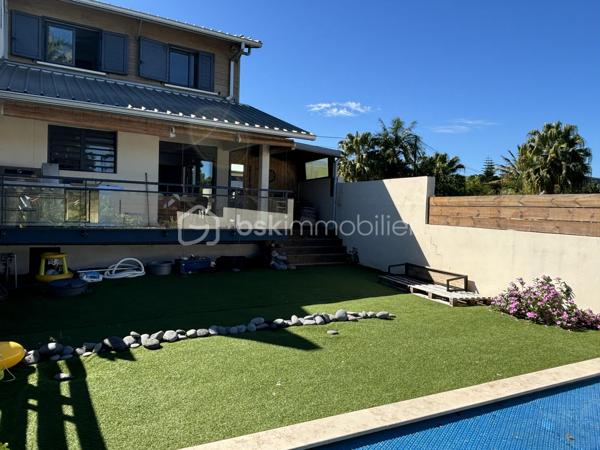 En exclusivité, au cœur du secteur recherché de La Pointe, découvrez cette maison contemporaine construite en 2023, offrant 106 m² habitables dans un environnement calme et privilégié avec vue montagne et une vue mer à l'étage.

Dès l'entrée, vous serez séduits par un séjour lumineux ouvert sur la cuisine, prolongé par une terrasse conviviale. 
Le rez-de-chaussée accueille également une suite parentale avec salle d’eau privative, offrant confort et intimité.

L'étage dessert trois belles chambres, une salle d’eau et toilettes, pour une organisation fonctionnelle et familiale.

Les extérieurs proposent un véritable art de vivre : grande terrasse, piscine Desjoyaux au sel, cuisine extérieure. 
L'ensemble est idéal pour recevoir et profiter d’instants de détente en toute discrétion.
Deux places de stationnement complètent bien.

Prestations :
    construction 2023
    4 chambres
    chauffe-eau solaire
    brasseurs d’air
    piscine Desjoyaux au sel
    cuisine extérieure
    quartier prisé