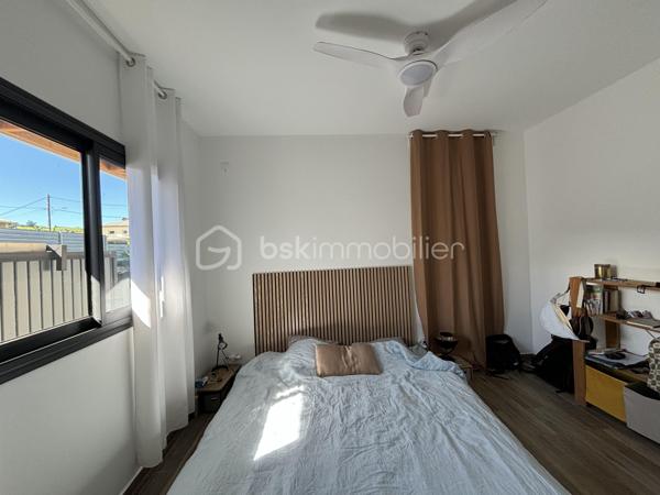 En exclusivité, au cœur du secteur recherché de La Pointe, découvrez cette maison contemporaine construite en 2023, offrant 106 m² habitables dans un environnement calme et privilégié avec vue montagne et une vue mer à l'étage.

Dès l'entrée, vous serez séduits par un séjour lumineux ouvert sur la cuisine, prolongé par une terrasse conviviale. 
Le rez-de-chaussée accueille également une suite parentale avec salle d’eau privative, offrant confort et intimité.

L'étage dessert trois belles chambres, une salle d’eau et toilettes, pour une organisation fonctionnelle et familiale.

Les extérieurs proposent un véritable art de vivre : grande terrasse, piscine Desjoyaux au sel, cuisine extérieure. 
L'ensemble est idéal pour recevoir et profiter d’instants de détente en toute discrétion.
Deux places de stationnement complètent bien.

Prestations :
    construction 2023
    4 chambres
    chauffe-eau solaire
    brasseurs d’air
    piscine Desjoyaux au sel
    cuisine extérieure
    quartier prisé