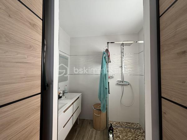 En exclusivité, au cœur du secteur recherché de La Pointe, découvrez cette maison contemporaine construite en 2023, offrant 106 m² habitables dans un environnement calme et privilégié avec vue montagne et une vue mer à l'étage.

Dès l'entrée, vous serez séduits par un séjour lumineux ouvert sur la cuisine, prolongé par une terrasse conviviale. 
Le rez-de-chaussée accueille également une suite parentale avec salle d’eau privative, offrant confort et intimité.

L'étage dessert trois belles chambres, une salle d’eau et toilettes, pour une organisation fonctionnelle et familiale.

Les extérieurs proposent un véritable art de vivre : grande terrasse, piscine Desjoyaux au sel, cuisine extérieure. 
L'ensemble est idéal pour recevoir et profiter d’instants de détente en toute discrétion.
Deux places de stationnement complètent bien.

Prestations :
    construction 2023
    4 chambres
    chauffe-eau solaire
    brasseurs d’air
    piscine Desjoyaux au sel
    cuisine extérieure
    quartier prisé