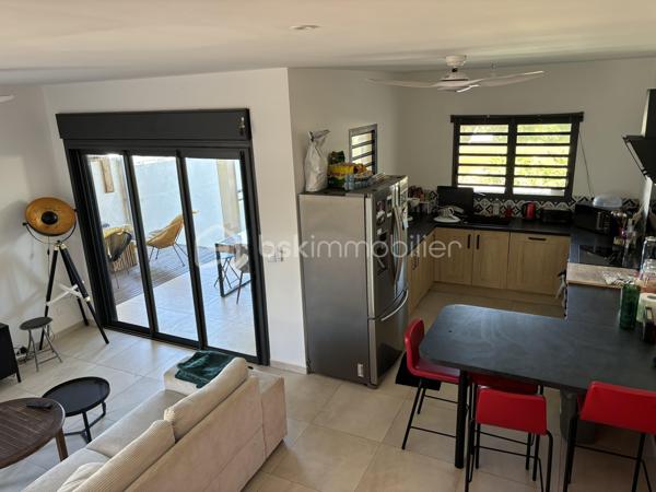 En exclusivité, au cœur du secteur recherché de La Pointe, découvrez cette maison contemporaine construite en 2023, offrant 106 m² habitables dans un environnement calme et privilégié avec vue montagne et une vue mer à l'étage.

Dès l'entrée, vous serez séduits par un séjour lumineux ouvert sur la cuisine, prolongé par une terrasse conviviale. 
Le rez-de-chaussée accueille également une suite parentale avec salle d’eau privative, offrant confort et intimité.

L'étage dessert trois belles chambres, une salle d’eau et toilettes, pour une organisation fonctionnelle et familiale.

Les extérieurs proposent un véritable art de vivre : grande terrasse, piscine Desjoyaux au sel, cuisine extérieure. 
L'ensemble est idéal pour recevoir et profiter d’instants de détente en toute discrétion.
Deux places de stationnement complètent bien.

Prestations :
    construction 2023
    4 chambres
    chauffe-eau solaire
    brasseurs d’air
    piscine Desjoyaux au sel
    cuisine extérieure
    quartier prisé