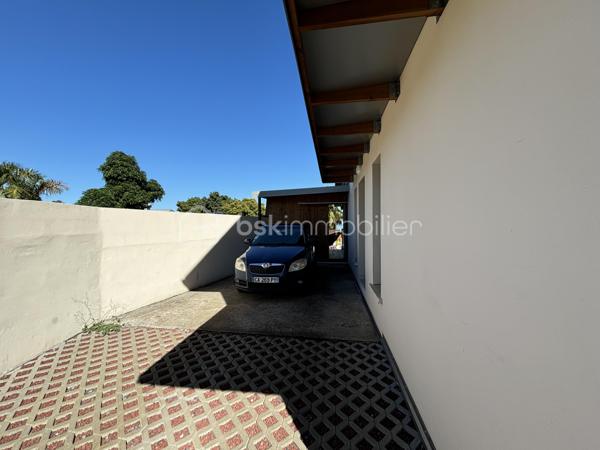En exclusivité, au cœur du secteur recherché de La Pointe, découvrez cette maison contemporaine construite en 2023, offrant 106 m² habitables dans un environnement calme et privilégié avec vue montagne et une vue mer à l'étage.

Dès l'entrée, vous serez séduits par un séjour lumineux ouvert sur la cuisine, prolongé par une terrasse conviviale. 
Le rez-de-chaussée accueille également une suite parentale avec salle d’eau privative, offrant confort et intimité.

L'étage dessert trois belles chambres, une salle d’eau et toilettes, pour une organisation fonctionnelle et familiale.

Les extérieurs proposent un véritable art de vivre : grande terrasse, piscine Desjoyaux au sel, cuisine extérieure. 
L'ensemble est idéal pour recevoir et profiter d’instants de détente en toute discrétion.
Deux places de stationnement complètent bien.

Prestations :
    construction 2023
    4 chambres
    chauffe-eau solaire
    brasseurs d’air
    piscine Desjoyaux au sel
    cuisine extérieure
    quartier prisé