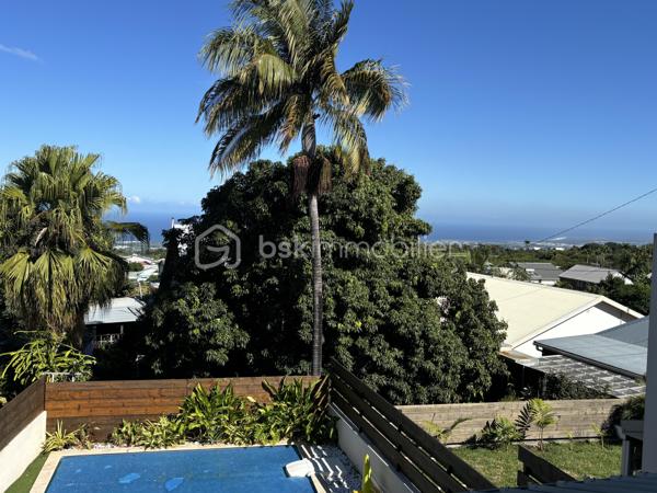 En exclusivité, au cœur du secteur recherché de La Pointe, découvrez cette maison contemporaine construite en 2023, offrant 106 m² habitables dans un environnement calme et privilégié avec vue montagne et une vue mer à l'étage.

Dès l'entrée, vous serez séduits par un séjour lumineux ouvert sur la cuisine, prolongé par une terrasse conviviale. 
Le rez-de-chaussée accueille également une suite parentale avec salle d’eau privative, offrant confort et intimité.

L'étage dessert trois belles chambres, une salle d’eau et toilettes, pour une organisation fonctionnelle et familiale.

Les extérieurs proposent un véritable art de vivre : grande terrasse, piscine Desjoyaux au sel, cuisine extérieure. 
L'ensemble est idéal pour recevoir et profiter d’instants de détente en toute discrétion.
Deux places de stationnement complètent bien.

Prestations :
    construction 2023
    4 chambres
    chauffe-eau solaire
    brasseurs d’air
    piscine Desjoyaux au sel
    cuisine extérieure
    quartier prisé