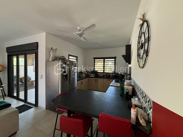 En exclusivité, au cœur du secteur recherché de La Pointe, découvrez cette maison contemporaine construite en 2023, offrant 106 m² habitables dans un environnement calme et privilégié avec vue montagne et une vue mer à l'étage.

Dès l'entrée, vous serez séduits par un séjour lumineux ouvert sur la cuisine, prolongé par une terrasse conviviale. 
Le rez-de-chaussée accueille également une suite parentale avec salle d’eau privative, offrant confort et intimité.

L'étage dessert trois belles chambres, une salle d’eau et toilettes, pour une organisation fonctionnelle et familiale.

Les extérieurs proposent un véritable art de vivre : grande terrasse, piscine Desjoyaux au sel, cuisine extérieure. 
L'ensemble est idéal pour recevoir et profiter d’instants de détente en toute discrétion.
Deux places de stationnement complètent bien.

Prestations :
    construction 2023
    4 chambres
    chauffe-eau solaire
    brasseurs d’air
    piscine Desjoyaux au sel
    cuisine extérieure
    quartier prisé