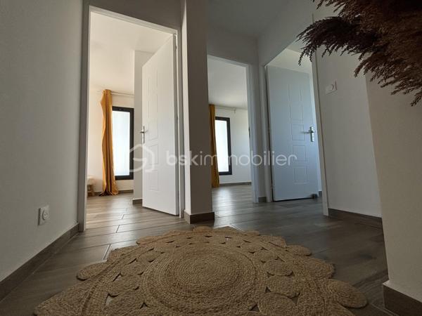 En exclusivité, au cœur du secteur recherché de La Pointe, découvrez cette maison contemporaine construite en 2023, offrant 106 m² habitables dans un environnement calme et privilégié avec vue montagne et une vue mer à l'étage.

Dès l'entrée, vous serez séduits par un séjour lumineux ouvert sur la cuisine, prolongé par une terrasse conviviale. 
Le rez-de-chaussée accueille également une suite parentale avec salle d’eau privative, offrant confort et intimité.

L'étage dessert trois belles chambres, une salle d’eau et toilettes, pour une organisation fonctionnelle et familiale.

Les extérieurs proposent un véritable art de vivre : grande terrasse, piscine Desjoyaux au sel, cuisine extérieure. 
L'ensemble est idéal pour recevoir et profiter d’instants de détente en toute discrétion.
Deux places de stationnement complètent bien.

Prestations :
    construction 2023
    4 chambres
    chauffe-eau solaire
    brasseurs d’air
    piscine Desjoyaux au sel
    cuisine extérieure
    quartier prisé
