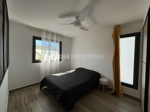En exclusivité, au cœur du secteur recherché de La Pointe, découvrez cette maison contemporaine construite en 2023, offrant 106 m² habitables dans un environnement calme et privilégié avec vue montagne et une vue mer à l'étage.

Dès l'entrée, vous serez séduits par un séjour lumineux ouvert sur la cuisine, prolongé par une terrasse conviviale. 
Le rez-de-chaussée accueille également une suite parentale avec salle d’eau privative, offrant confort et intimité.

L'étage dessert trois belles chambres, une salle d’eau et toilettes, pour une organisation fonctionnelle et familiale.

Les extérieurs proposent un véritable art de vivre : grande terrasse, piscine Desjoyaux au sel, cuisine extérieure. 
L'ensemble est idéal pour recevoir et profiter d’instants de détente en toute discrétion.
Deux places de stationnement complètent bien.

Prestations :
    construction 2023
    4 chambres
    chauffe-eau solaire
    brasseurs d’air
    piscine Desjoyaux au sel
    cuisine extérieure
    quartier prisé