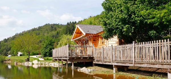 Chalet avec étang en Corrèze à vendre - 2 chambres -SPA- 1,6 ha de terrain- étang