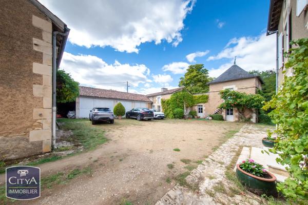 Maison à vendre 10 pièces 338m² La Villedieu-du-Clain (86340)