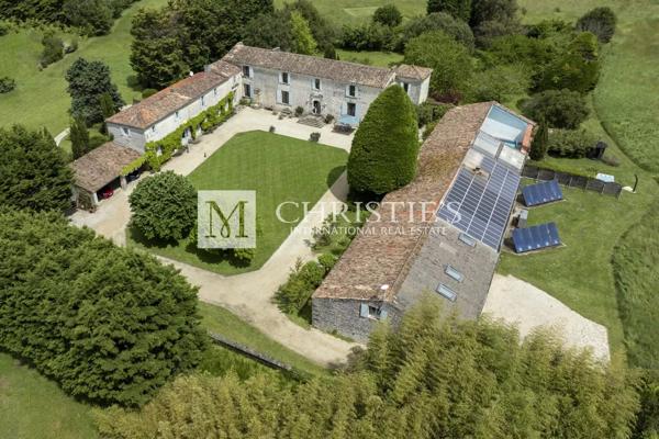 Elégant Logis restauré du XIVe à 10 km de la mer
