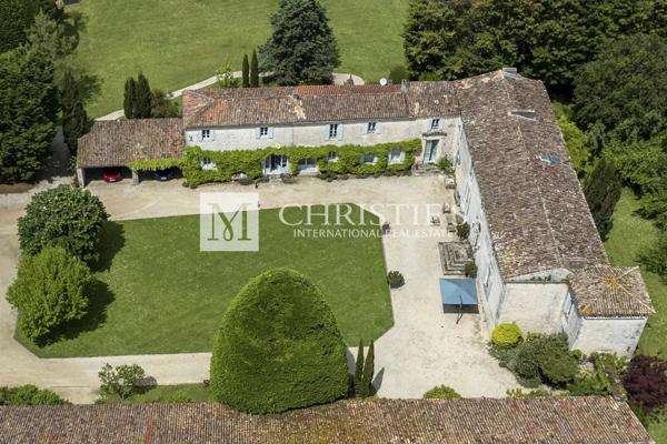 Elégant Logis restauré du XIVe à 10 km de la mer
