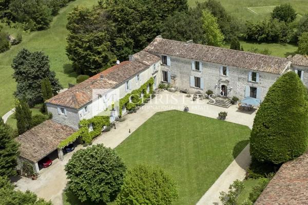 Elégant Logis restauré du XIVe à 10 km de la mer