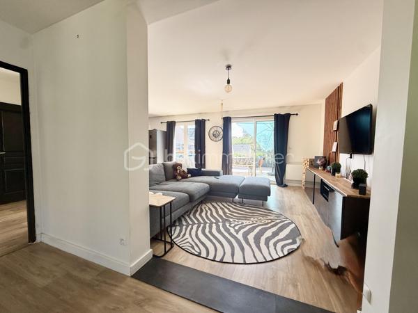 Dans la commune de TOUQUES à 4 kms à peine de DEAUVILLE, je vous propose cette jolie maison, dans un quartier RÉSIDENTIEL et CALME à proximité de écoles et commerces.

Edifiée en 2020, cette maison de Type 5 vous ouvre ses portes. 

Après quelque petites marches vous accédez directement au rdc et vous trouverez  une  belle entrée, une cuisine  semi-équipée, ouverte sur une pièce de vie LUMINEUSE, une salle à manger,  une salle de douche  et un wc indépendant. 
A l'Etage vous disposerez de  3 chambres et une sdb.

Le jardin entièrement clôturé vous permet de profiter d'une grande  TERRASSE  exposée SUD, et d'un espace ouvert à tous vos projets 
La maison, mitoyenne d'un coté,  ne nécessite AUCUN TRAVAUX, elle est FONCTIONNELLE  et AMENAGEE AVEC GOÛTS

Idéal pied à terre, RESIDENCE PRINCIPALE ou RESIDENCE  SECONDAIRE. 

Contact pour visite : Fanny SCHUTZ au 06.18.37.09.47 ou par mail f.schutz@bskimmobilier.com,   ou Isabelle Bassac au 06 33 64 15 64, mail i.bassac@bskimmobilier.com