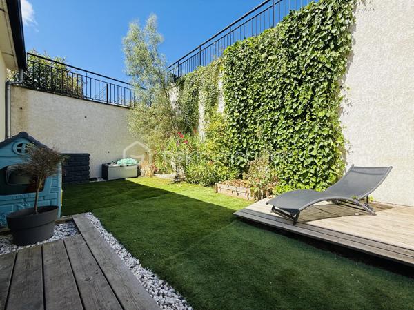 Dans la commune de TOUQUES à 4 kms à peine de DEAUVILLE, je vous propose cette jolie maison, dans un quartier RÉSIDENTIEL et CALME à proximité de écoles et commerces.

Edifiée en 2020, cette maison de Type 5 vous ouvre ses portes. 

Après quelque petites marches vous accédez directement au rdc et vous trouverez  une  belle entrée, une cuisine  semi-équipée, ouverte sur une pièce de vie LUMINEUSE, une salle à manger,  une salle de douche  et un wc indépendant. 
A l'Etage vous disposerez de  3 chambres et une sdb.

Le jardin entièrement clôturé vous permet de profiter d'une grande  TERRASSE  exposée SUD, et d'un espace ouvert à tous vos projets 
La maison, mitoyenne d'un coté,  ne nécessite AUCUN TRAVAUX, elle est FONCTIONNELLE  et AMENAGEE AVEC GOÛTS

Idéal pied à terre, RESIDENCE PRINCIPALE ou RESIDENCE  SECONDAIRE. 

Contact pour visite : Fanny SCHUTZ au 06.18.37.09.47 ou par mail f.schutz@bskimmobilier.com,   ou Isabelle Bassac au 06 33 64 15 64, mail i.bassac@bskimmobilier.com