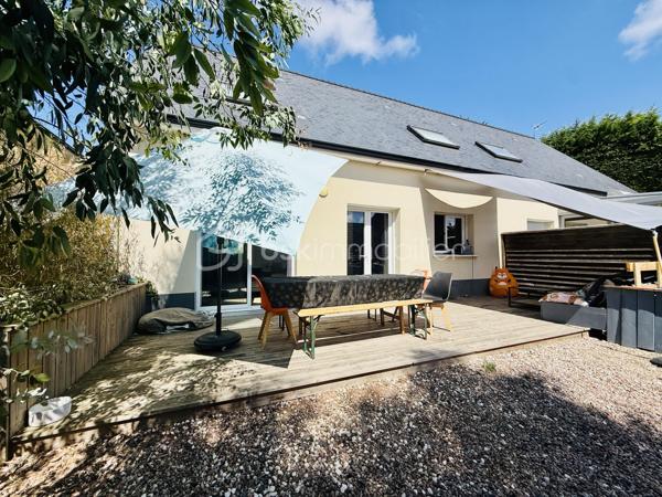 Dans la commune de TOUQUES à 4 kms à peine de DEAUVILLE, je vous propose cette jolie maison, dans un quartier RÉSIDENTIEL et CALME à proximité de écoles et commerces.

Edifiée en 2020, cette maison de Type 5 vous ouvre ses portes. 

Après quelque petites marches vous accédez directement au rdc et vous trouverez  une  belle entrée, une cuisine  semi-équipée, ouverte sur une pièce de vie LUMINEUSE, une salle à manger,  une salle de douche  et un wc indépendant. 
A l'Etage vous disposerez de  3 chambres et une sdb.

Le jardin entièrement clôturé vous permet de profiter d'une grande  TERRASSE  exposée SUD, et d'un espace ouvert à tous vos projets 
La maison, mitoyenne d'un coté,  ne nécessite AUCUN TRAVAUX, elle est FONCTIONNELLE  et AMENAGEE AVEC GOÛTS

Idéal pied à terre, RESIDENCE PRINCIPALE ou RESIDENCE  SECONDAIRE. 

Contact pour visite : Fanny SCHUTZ au 06.18.37.09.47 ou par mail f.schutz@bskimmobilier.com,   ou Isabelle Bassac au 06 33 64 15 64, mail i.bassac@bskimmobilier.com