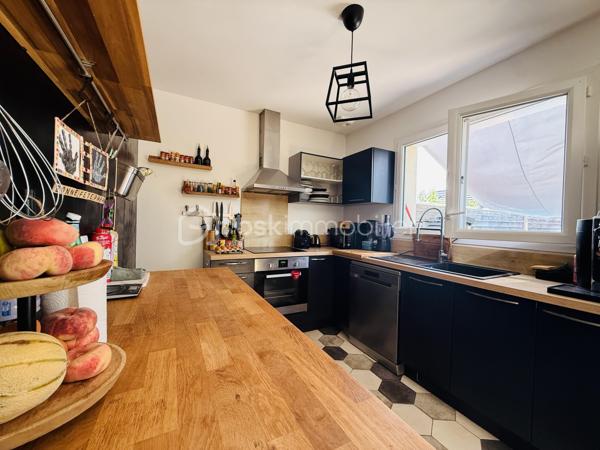 Dans la commune de TOUQUES à 4 kms à peine de DEAUVILLE, je vous propose cette jolie maison, dans un quartier RÉSIDENTIEL et CALME à proximité de écoles et commerces.

Edifiée en 2020, cette maison de Type 5 vous ouvre ses portes. 

Après quelque petites marches vous accédez directement au rdc et vous trouverez  une  belle entrée, une cuisine  semi-équipée, ouverte sur une pièce de vie LUMINEUSE, une salle à manger,  une salle de douche  et un wc indépendant. 
A l'Etage vous disposerez de  3 chambres et une sdb.

Le jardin entièrement clôturé vous permet de profiter d'une grande  TERRASSE  exposée SUD, et d'un espace ouvert à tous vos projets 
La maison, mitoyenne d'un coté,  ne nécessite AUCUN TRAVAUX, elle est FONCTIONNELLE  et AMENAGEE AVEC GOÛTS

Idéal pied à terre, RESIDENCE PRINCIPALE ou RESIDENCE  SECONDAIRE. 

Contact pour visite : Fanny SCHUTZ au 06.18.37.09.47 ou par mail f.schutz@bskimmobilier.com,   ou Isabelle Bassac au 06 33 64 15 64, mail i.bassac@bskimmobilier.com