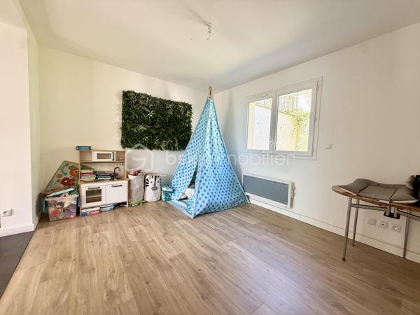 Dans la commune de TOUQUES à 4 kms à peine de DEAUVILLE, je vous propose cette jolie maison, dans un quartier RÉSIDENTIEL et CALME à proximité de écoles et commerces.

Edifiée en 2020, cette maison de Type 5 vous ouvre ses portes. 

Après quelque petites marches vous accédez directement au rdc et vous trouverez  une  belle entrée, une cuisine  semi-équipée, ouverte sur une pièce de vie LUMINEUSE, une salle à manger,  une salle de douche  et un wc indépendant. 
A l'Etage vous disposerez de  3 chambres et une sdb.

Le jardin entièrement clôturé vous permet de profiter d'une grande  TERRASSE  exposée SUD, et d'un espace ouvert à tous vos projets 
La maison, mitoyenne d'un coté,  ne nécessite AUCUN TRAVAUX, elle est FONCTIONNELLE  et AMENAGEE AVEC GOÛTS

Idéal pied à terre, RESIDENCE PRINCIPALE ou RESIDENCE  SECONDAIRE. 

Contact pour visite : Fanny SCHUTZ au 06.18.37.09.47 ou par mail f.schutz@bskimmobilier.com,   ou Isabelle Bassac au 06 33 64 15 64, mail i.bassac@bskimmobilier.com