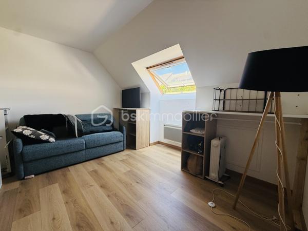 Dans la commune de TOUQUES à 4 kms à peine de DEAUVILLE, je vous propose cette jolie maison, dans un quartier RÉSIDENTIEL et CALME à proximité de écoles et commerces.

Edifiée en 2020, cette maison de Type 5 vous ouvre ses portes. 

Après quelque petites marches vous accédez directement au rdc et vous trouverez  une  belle entrée, une cuisine  semi-équipée, ouverte sur une pièce de vie LUMINEUSE, une salle à manger,  une salle de douche  et un wc indépendant. 
A l'Etage vous disposerez de  3 chambres et une sdb.

Le jardin entièrement clôturé vous permet de profiter d'une grande  TERRASSE  exposée SUD, et d'un espace ouvert à tous vos projets 
La maison, mitoyenne d'un coté,  ne nécessite AUCUN TRAVAUX, elle est FONCTIONNELLE  et AMENAGEE AVEC GOÛTS

Idéal pied à terre, RESIDENCE PRINCIPALE ou RESIDENCE  SECONDAIRE. 

Contact pour visite : Fanny SCHUTZ au 06.18.37.09.47 ou par mail f.schutz@bskimmobilier.com,   ou Isabelle Bassac au 06 33 64 15 64, mail i.bassac@bskimmobilier.com