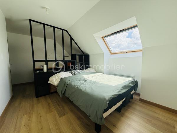 Dans la commune de TOUQUES à 4 kms à peine de DEAUVILLE, je vous propose cette jolie maison, dans un quartier RÉSIDENTIEL et CALME à proximité de écoles et commerces.

Edifiée en 2020, cette maison de Type 5 vous ouvre ses portes. 

Après quelque petites marches vous accédez directement au rdc et vous trouverez  une  belle entrée, une cuisine  semi-équipée, ouverte sur une pièce de vie LUMINEUSE, une salle à manger,  une salle de douche  et un wc indépendant. 
A l'Etage vous disposerez de  3 chambres et une sdb.

Le jardin entièrement clôturé vous permet de profiter d'une grande  TERRASSE  exposée SUD, et d'un espace ouvert à tous vos projets 
La maison, mitoyenne d'un coté,  ne nécessite AUCUN TRAVAUX, elle est FONCTIONNELLE  et AMENAGEE AVEC GOÛTS

Idéal pied à terre, RESIDENCE PRINCIPALE ou RESIDENCE  SECONDAIRE. 

Contact pour visite : Fanny SCHUTZ au 06.18.37.09.47 ou par mail f.schutz@bskimmobilier.com,   ou Isabelle Bassac au 06 33 64 15 64, mail i.bassac@bskimmobilier.com