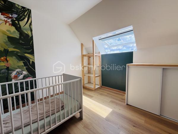 Dans la commune de TOUQUES à 4 kms à peine de DEAUVILLE, je vous propose cette jolie maison, dans un quartier RÉSIDENTIEL et CALME à proximité de écoles et commerces.

Edifiée en 2020, cette maison de Type 5 vous ouvre ses portes. 

Après quelque petites marches vous accédez directement au rdc et vous trouverez  une  belle entrée, une cuisine  semi-équipée, ouverte sur une pièce de vie LUMINEUSE, une salle à manger,  une salle de douche  et un wc indépendant. 
A l'Etage vous disposerez de  3 chambres et une sdb.

Le jardin entièrement clôturé vous permet de profiter d'une grande  TERRASSE  exposée SUD, et d'un espace ouvert à tous vos projets 
La maison, mitoyenne d'un coté,  ne nécessite AUCUN TRAVAUX, elle est FONCTIONNELLE  et AMENAGEE AVEC GOÛTS

Idéal pied à terre, RESIDENCE PRINCIPALE ou RESIDENCE  SECONDAIRE. 

Contact pour visite : Fanny SCHUTZ au 06.18.37.09.47 ou par mail f.schutz@bskimmobilier.com,   ou Isabelle Bassac au 06 33 64 15 64, mail i.bassac@bskimmobilier.com