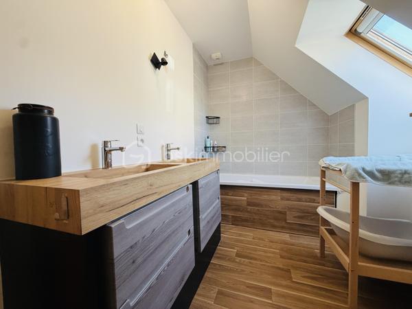 Dans la commune de TOUQUES à 4 kms à peine de DEAUVILLE, je vous propose cette jolie maison, dans un quartier RÉSIDENTIEL et CALME à proximité de écoles et commerces.

Edifiée en 2020, cette maison de Type 5 vous ouvre ses portes. 

Après quelque petites marches vous accédez directement au rdc et vous trouverez  une  belle entrée, une cuisine  semi-équipée, ouverte sur une pièce de vie LUMINEUSE, une salle à manger,  une salle de douche  et un wc indépendant. 
A l'Etage vous disposerez de  3 chambres et une sdb.

Le jardin entièrement clôturé vous permet de profiter d'une grande  TERRASSE  exposée SUD, et d'un espace ouvert à tous vos projets 
La maison, mitoyenne d'un coté,  ne nécessite AUCUN TRAVAUX, elle est FONCTIONNELLE  et AMENAGEE AVEC GOÛTS

Idéal pied à terre, RESIDENCE PRINCIPALE ou RESIDENCE  SECONDAIRE. 

Contact pour visite : Fanny SCHUTZ au 06.18.37.09.47 ou par mail f.schutz@bskimmobilier.com,   ou Isabelle Bassac au 06 33 64 15 64, mail i.bassac@bskimmobilier.com