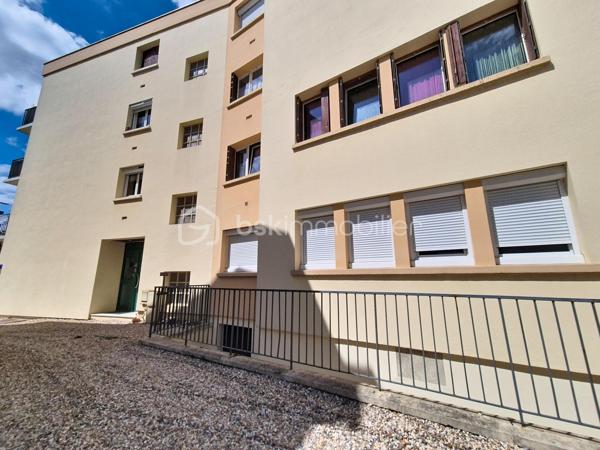 ** POUR INVESTISSEUR **
A proximité immédiate du centre ville de Pont-Audemer, je vous invite à découvrir ce bel appartement F3 "vendu loué" de 73 m² Carrez, situé au 1er étage, dans une petite résidence de 2 immeubles. Il comprend une entrée avec placards, une cuisine aménagée, un séjour/salon, deux belles chambres, une vaste salle d'eau et un wc indépendant. Il dispose également d'une cave privative en sous-sol. Possibilité de stationnement dans la cour intérieure.
Loyer mensuel: 588€, avec bail en cours en date du 13 janvier 2022. Les charges de copropriétés sont de 205€ / trimestre. La taxe foncière s'élève à 1 435€.
Contactez moi pour plus de renseignements sur cette opportunité ! VISITE VIRTUELLE SUR DEMANDE
