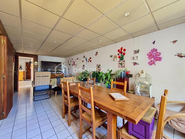 ** POUR INVESTISSEUR **
A proximité immédiate du centre ville de Pont-Audemer, je vous invite à découvrir ce bel appartement F3 "vendu loué" de 73 m² Carrez, situé au 1er étage, dans une petite résidence de 2 immeubles. Il comprend une entrée avec placards, une cuisine aménagée, un séjour/salon, deux belles chambres, une vaste salle d'eau et un wc indépendant. Il dispose également d'une cave privative en sous-sol. Possibilité de stationnement dans la cour intérieure.
Loyer mensuel: 588€, avec bail en cours en date du 13 janvier 2022. Les charges de copropriétés sont de 205€ / trimestre. La taxe foncière s'élève à 1 435€.
Contactez moi pour plus de renseignements sur cette opportunité ! VISITE VIRTUELLE SUR DEMANDE
