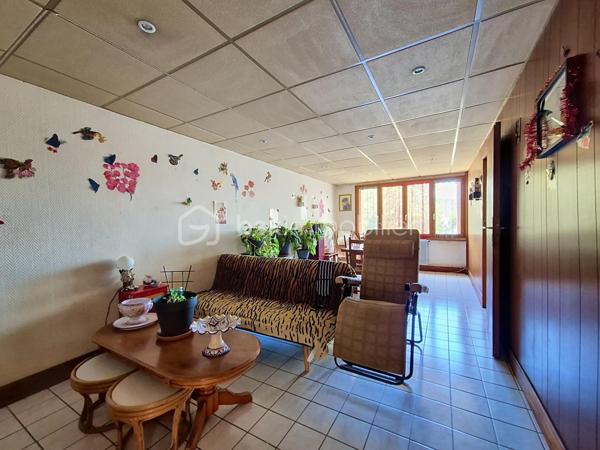 ** POUR INVESTISSEUR **
A proximité immédiate du centre ville de Pont-Audemer, je vous invite à découvrir ce bel appartement F3 "vendu loué" de 73 m² Carrez, situé au 1er étage, dans une petite résidence de 2 immeubles. Il comprend une entrée avec placards, une cuisine aménagée, un séjour/salon, deux belles chambres, une vaste salle d'eau et un wc indépendant. Il dispose également d'une cave privative en sous-sol. Possibilité de stationnement dans la cour intérieure.
Loyer mensuel: 588€, avec bail en cours en date du 13 janvier 2022. Les charges de copropriétés sont de 205€ / trimestre. La taxe foncière s'élève à 1 435€.
Contactez moi pour plus de renseignements sur cette opportunité ! VISITE VIRTUELLE SUR DEMANDE