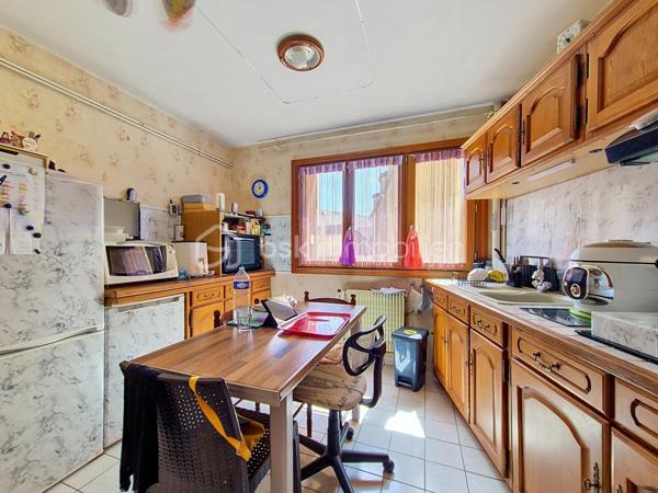 ** POUR INVESTISSEUR **
A proximité immédiate du centre ville de Pont-Audemer, je vous invite à découvrir ce bel appartement F3 "vendu loué" de 73 m² Carrez, situé au 1er étage, dans une petite résidence de 2 immeubles. Il comprend une entrée avec placards, une cuisine aménagée, un séjour/salon, deux belles chambres, une vaste salle d'eau et un wc indépendant. Il dispose également d'une cave privative en sous-sol. Possibilité de stationnement dans la cour intérieure.
Loyer mensuel: 588€, avec bail en cours en date du 13 janvier 2022. Les charges de copropriétés sont de 205€ / trimestre. La taxe foncière s'élève à 1 435€.
Contactez moi pour plus de renseignements sur cette opportunité ! VISITE VIRTUELLE SUR DEMANDE