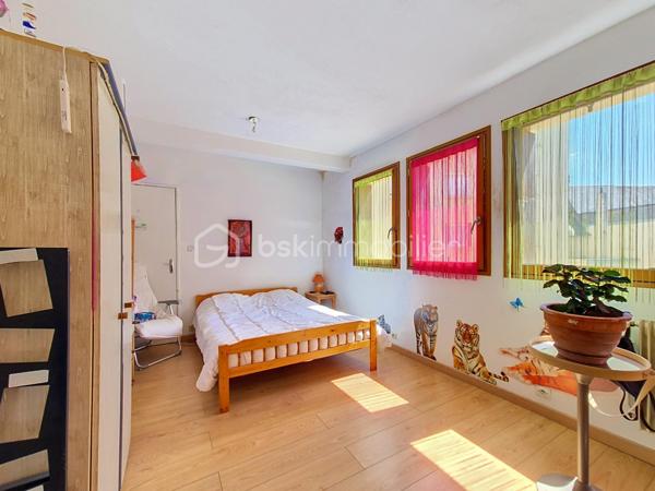 ** POUR INVESTISSEUR **
A proximité immédiate du centre ville de Pont-Audemer, je vous invite à découvrir ce bel appartement F3 "vendu loué" de 73 m² Carrez, situé au 1er étage, dans une petite résidence de 2 immeubles. Il comprend une entrée avec placards, une cuisine aménagée, un séjour/salon, deux belles chambres, une vaste salle d'eau et un wc indépendant. Il dispose également d'une cave privative en sous-sol. Possibilité de stationnement dans la cour intérieure.
Loyer mensuel: 588€, avec bail en cours en date du 13 janvier 2022. Les charges de copropriétés sont de 205€ / trimestre. La taxe foncière s'élève à 1 435€.
Contactez moi pour plus de renseignements sur cette opportunité ! VISITE VIRTUELLE SUR DEMANDE