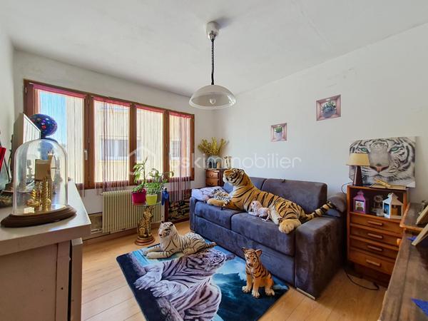 ** POUR INVESTISSEUR **
A proximité immédiate du centre ville de Pont-Audemer, je vous invite à découvrir ce bel appartement F3 "vendu loué" de 73 m² Carrez, situé au 1er étage, dans une petite résidence de 2 immeubles. Il comprend une entrée avec placards, une cuisine aménagée, un séjour/salon, deux belles chambres, une vaste salle d'eau et un wc indépendant. Il dispose également d'une cave privative en sous-sol. Possibilité de stationnement dans la cour intérieure.
Loyer mensuel: 588€, avec bail en cours en date du 13 janvier 2022. Les charges de copropriétés sont de 205€ / trimestre. La taxe foncière s'élève à 1 435€.
Contactez moi pour plus de renseignements sur cette opportunité ! VISITE VIRTUELLE SUR DEMANDE